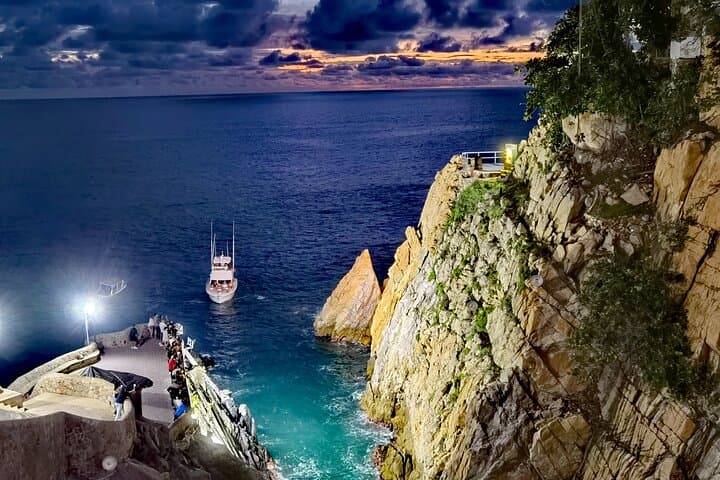 Sunset and High Cliff Divers of La Quebrada: 4-Hour Acapulco Evening Tour photo 3