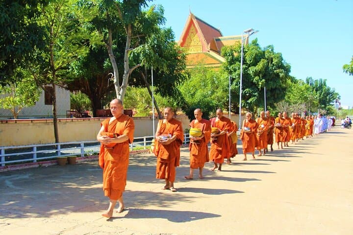 Oudong Mountain & Phnom Baset: Private Day Tour from Phnom Penh