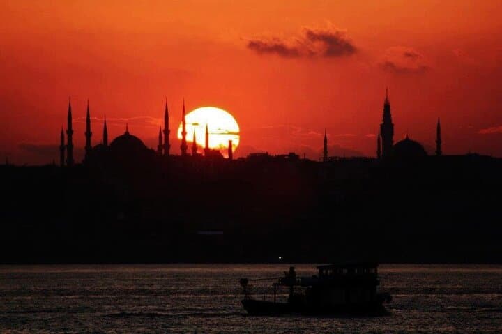 Bosphorus Sunset Cruise: Short Guided 2-Hour Boat Tour in Istanbul