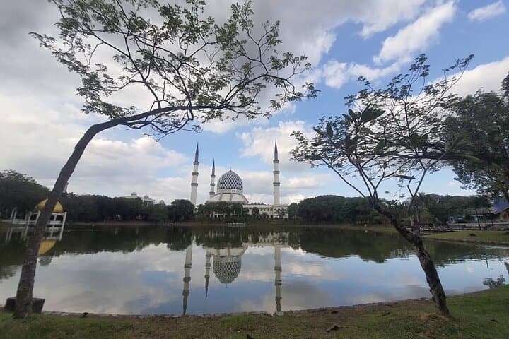 Private Half-Day in Shah Alam: Lake Gardens Walk and Malaysia’s Largest Mosque photo 2