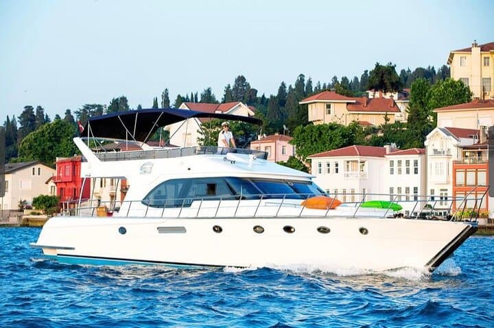 Luxury Bosphorus Yacht Cruise with Hotel Transfers and Grand Bazaar Visit
