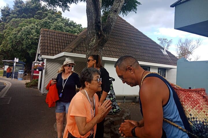 Rotorua Geothermal Day Tour from Tauranga: Kiwifruit Country, Lakes, and Whakarewarewa photo 3