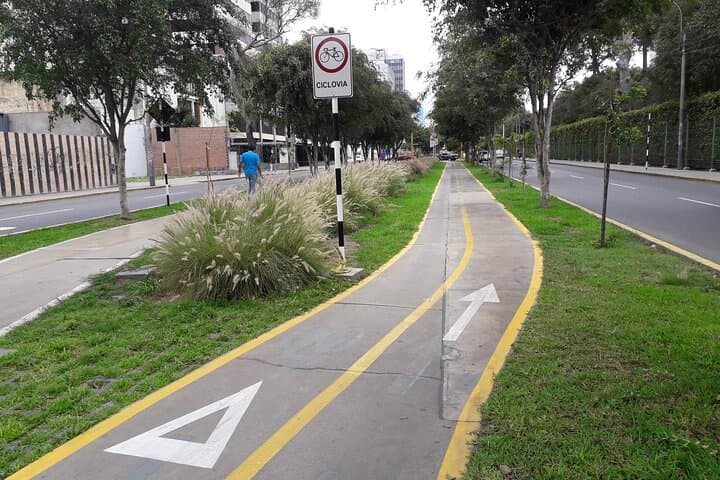Lima Downtown Bike and Walking Tour: Essential Highlights for First-Time Visitors photo 6
