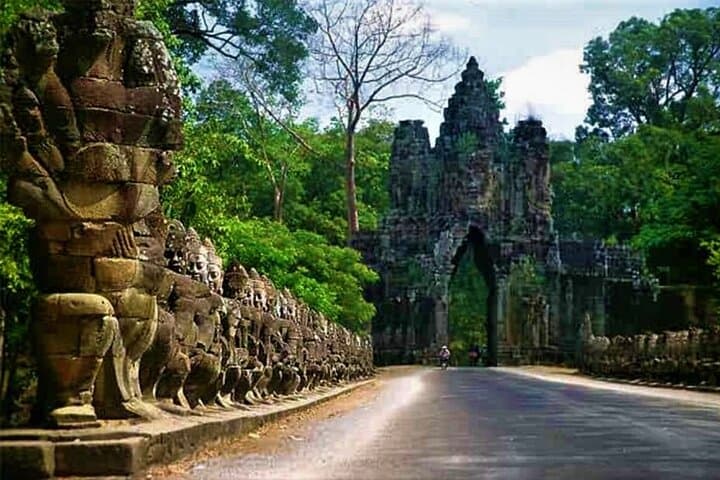 Discover Cambodia: 8-Day Private Tour from Siem Reap to Phnom Penh photo 3