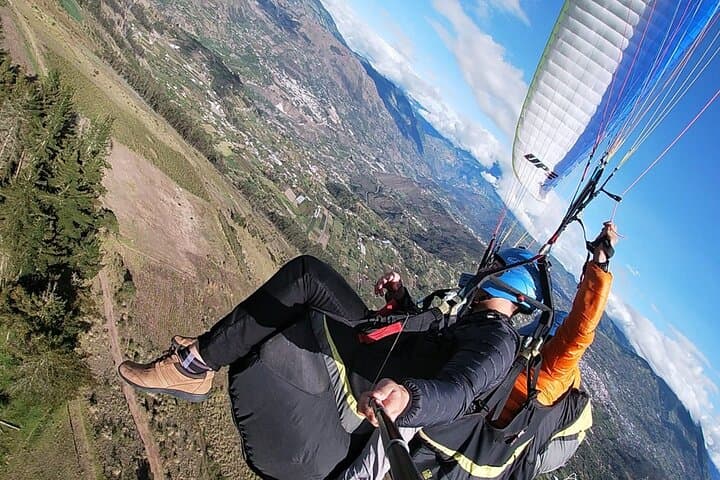 Paragliding over Baños: Tandem Flights Above Tungurahua photo 5