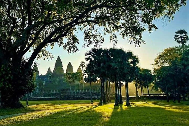 Six-Day Cambodia Highlights: Angkor Sunrise to Phnom Penh Historical Tour photo 4