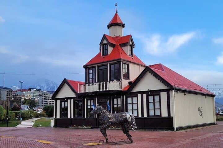 Ushuaia Walking Tour: Chocolate, Craft Beer & Historic Bay Stroll
