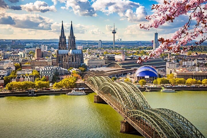 Cologne Highlights: Private 1-Day Guided Tour with Transport