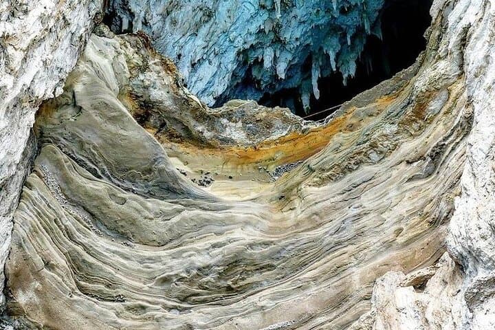 Around Capri by Gozzo: 3-Hour Private Boat Tour to the Blue Grotto and Hidden Caves photo 4