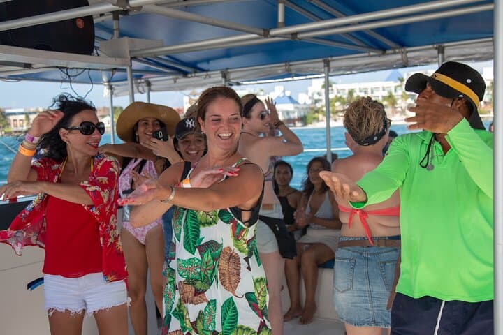 Snorkel Isla Mujeres Underwater Museum and Catamaran Day Trip from Cancun photo 2