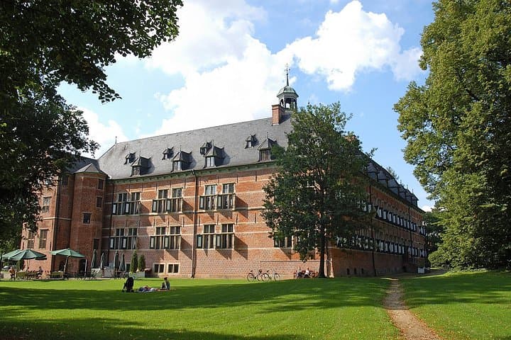 Reinbek Castle and Ahrensburg Palace Day Trip from Hamburg