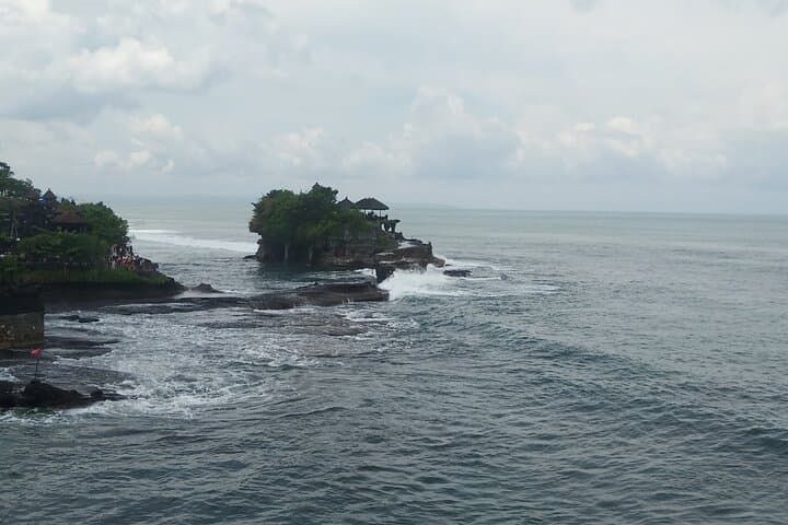 2-Day North Bali Private Tour: Ulun Danu, Lovina Dolphins & Tanah Lot photo 3