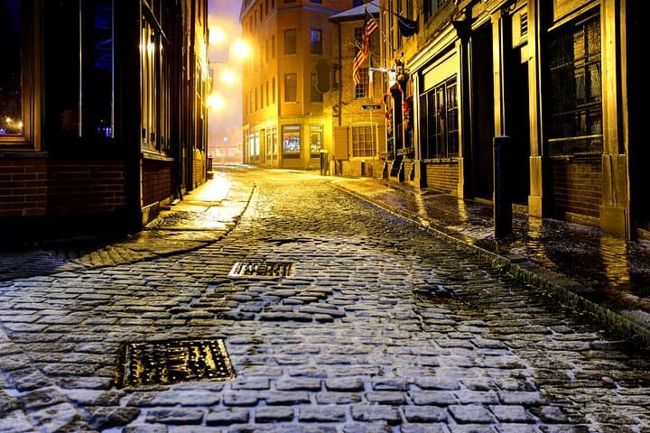 Boston Haunted Pub Crawl: Ghosts, Revolutionary Taverns, and Nighttime History