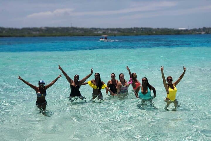 Full-Day Marine Snorkel Tour in San Andrés — Swim with Manta Rays & Island Hopping