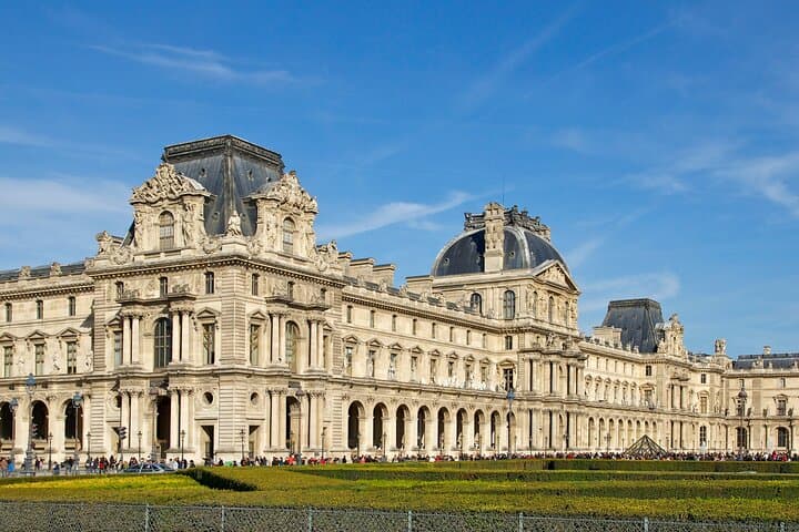Paris in Four Hours: VIP Private Tour with Guide and Driver