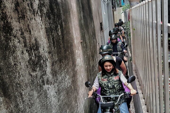 Hanoi Vintage Motorbike Food & Culture Tour — Old Quarter to Long Bien photo 3