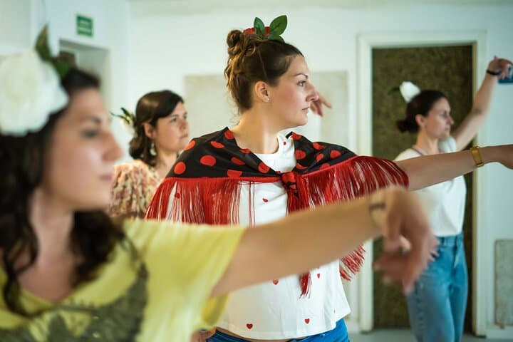 90-Minute Flamenco Class in Seville: Beginner Dance Lesson with Professional Teacher photo 6