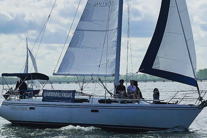 Private Brooklyn Sail: 2.5-Hour New York Harbor Cruise from Pier 5