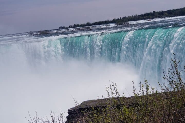 Niagara Falls Day Tour from Toronto — Fast-Track Cruise, Maple Tasting & Falls Views