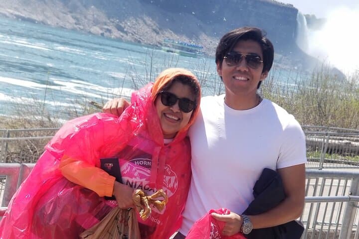 Niagara Falls Day Tour from Toronto — Fast-Track Cruise, Maple Tasting & Falls Views photo 5