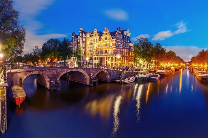 Amsterdam Evening Canal Cruise with Onboard Bar — Small Electric Boat Tour photo 3