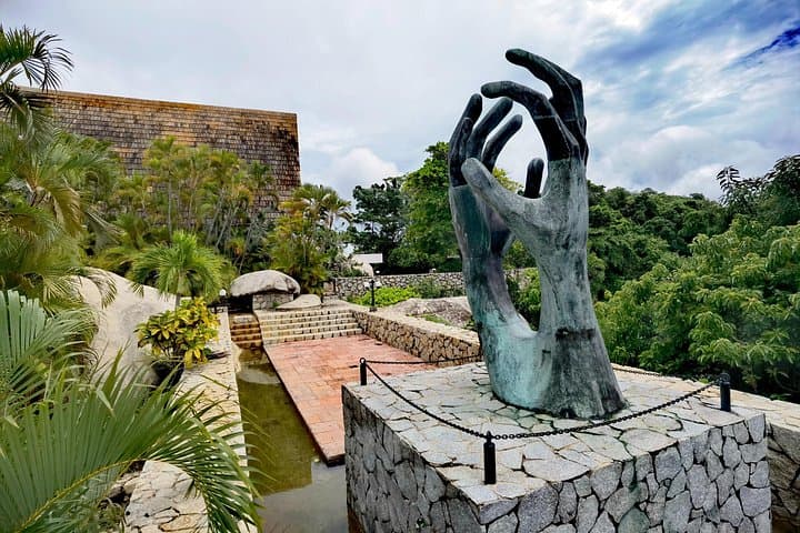 Private Airport Transfer & 4-Hour Acapulco City Tour — Cliff Divers, Zócalo & Turtle Release photo 3