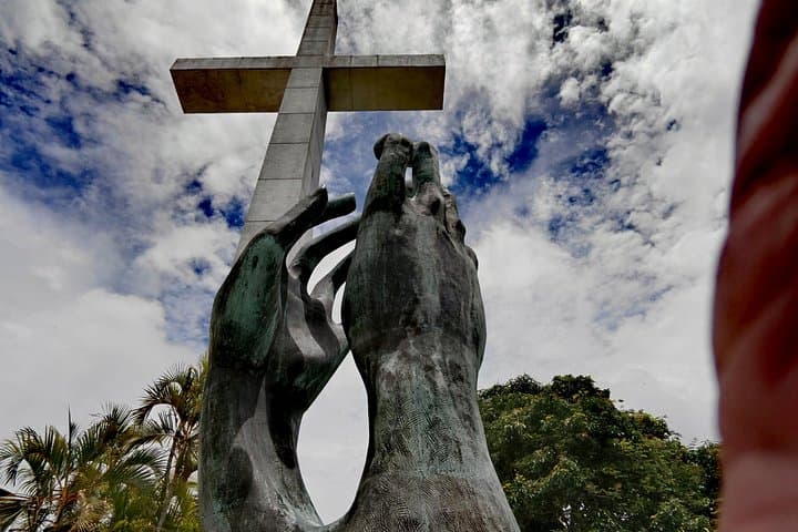 Private Airport Transfer & 4-Hour Acapulco City Tour — Cliff Divers, Zócalo & Turtle Release photo 2