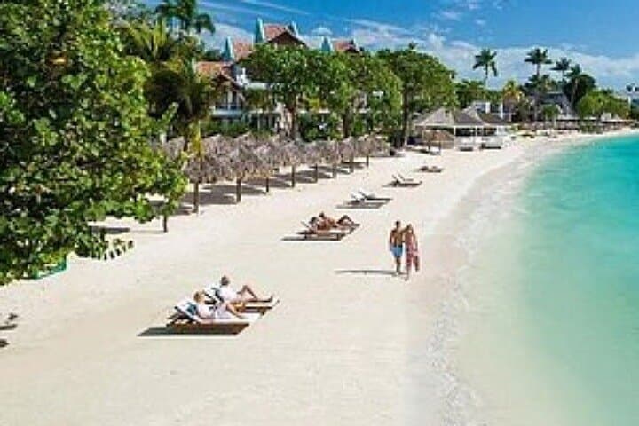 Exploring Negril: A Private Tour of Seven Mile Beach and Rick's Cafe