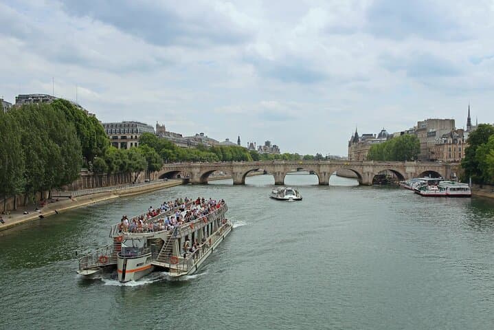 Private 4-Hour Paris Tour with 2-Hour Seine Lunch Cruise