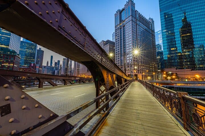 Wind & Souls Adults-Only Ghost Tour in Chicago — Haunted Downtown Walking Experience photo 6