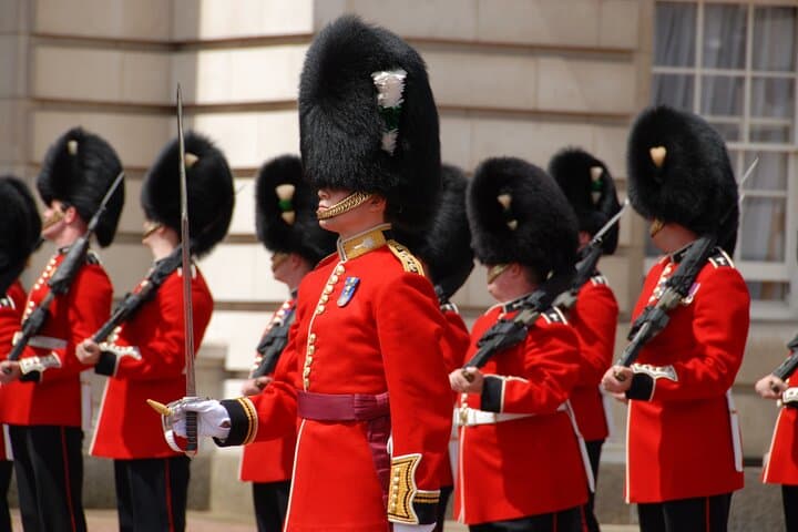 Buckingham Palace Exterior & Royal History Private Tour — London Walking Guide photo 3