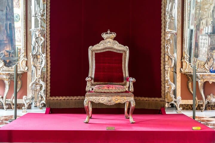 Buckingham Palace Exterior & Royal History Private Tour — London Walking Guide photo 4