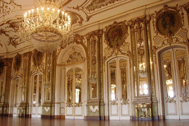 Buckingham Palace Exterior & Royal History Private Tour — London Walking Guide photo 6