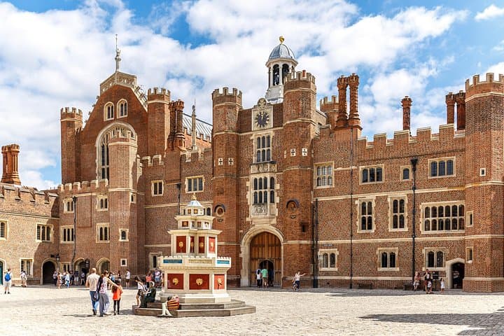 Skip-the-Line Hampton Court Palace Tour from London by Car