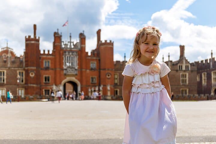 Skip-the-Line Hampton Court Palace Tour from London by Car photo 3