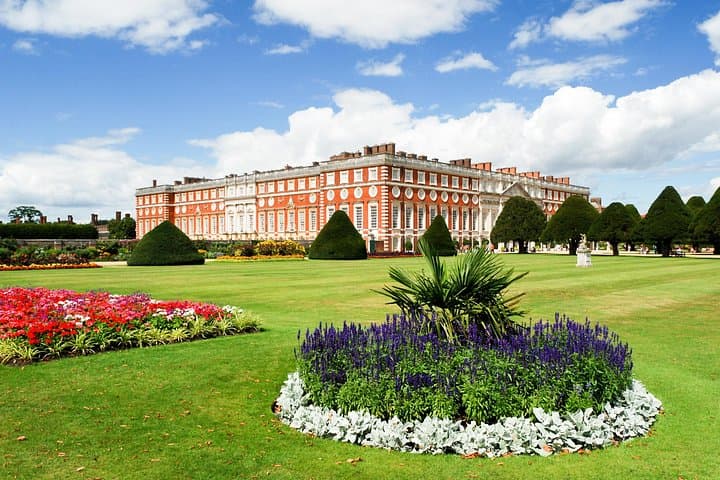 Skip-the-Line Hampton Court Palace Tour from London by Car photo 2