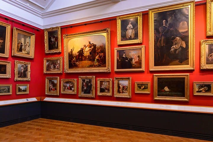 Skip-the-Line Queen's Gallery & Private Royal London Tour from Trafalgar Square photo 3