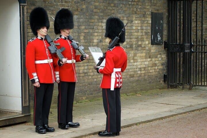 Westminster & Windsor Walking Tour: Changing of the Guard and Royal Highlights