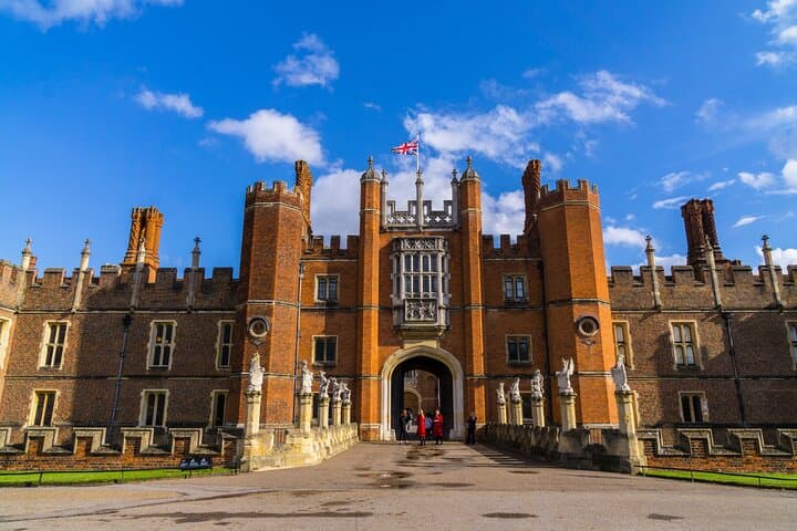 Dark History of the Tudors: Private Hampton Court Palace Tour