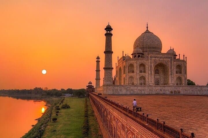 Sunrise at the Taj Mahal: Private Day Tour from Delhi with 5-Star Breakfast