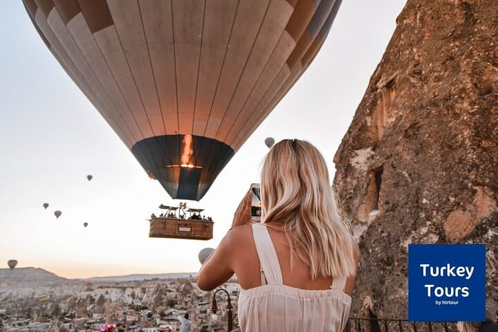 2-Day Cappadocia Tour from Istanbul with Cave Hotel (Balloon Option)