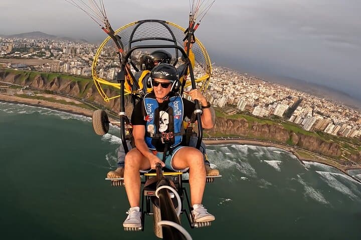 Coastal Paragliding in Lima: Tandem Flights Over the Costa Verde photo 2