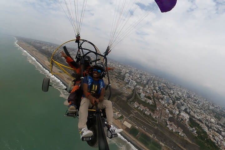 Coastal Paragliding in Lima: Tandem Flights Over the Costa Verde photo 3