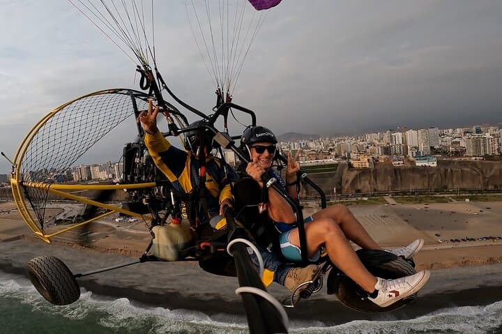 Coastal Paragliding in Lima: Tandem Flights Over the Costa Verde photo 4