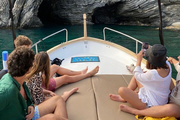 Cinque Terre Boat Tour from Manarola: 3-Hour Relaxing Cruise with Aperitif and Swim