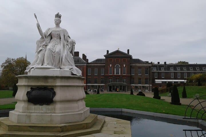 Private Kensington Walking Tour with Kensington Palace Entry