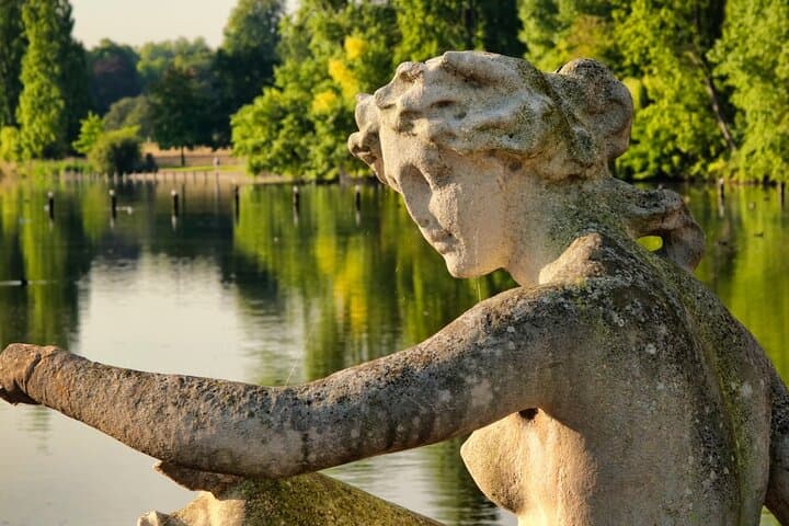 Private Kensington Walking Tour with Kensington Palace Entry photo 3