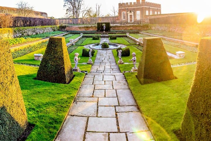 Hampton Court Palace Private Walking Tour — Henry VIII's Royal Residence photo 1