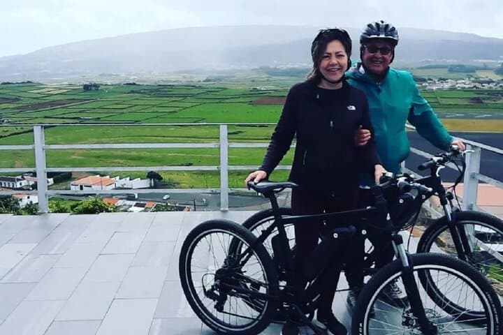 E‑Bike Praia da Vitória: Coastal Ride to Facho Viewpoint (90‑Minute Guided Tour)