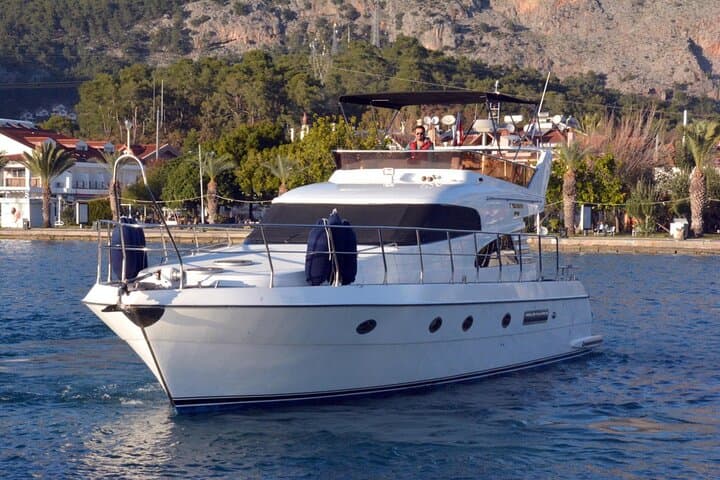 Private 2-Hour Bosphorus Yacht Cruise Between Europe and Asia